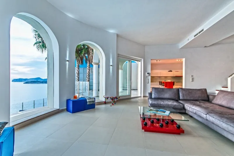 Exclusive villa on the first sea line with panoramic views — photo 2