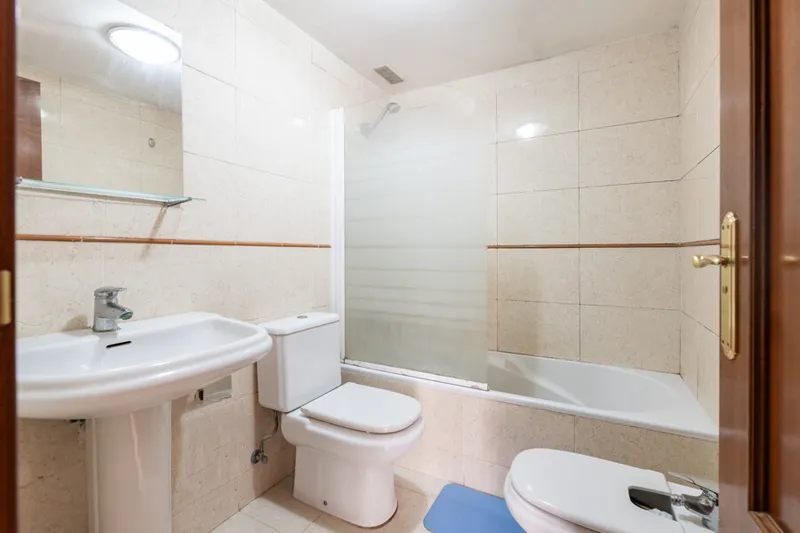 Stunning Townhouse in Molinar with Double Garage and Spacious Patio — photo 10