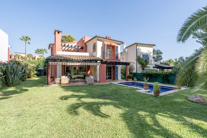 Detached villa with private pool and garden in an exclusive residence in Nova Santa Ponsa Mas — photo 1