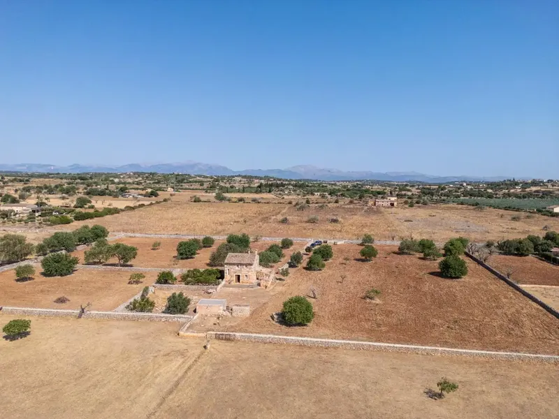 Rustic finca with traditional stone construction to renovate in Maria de la Salut, Mallorca — photo 1