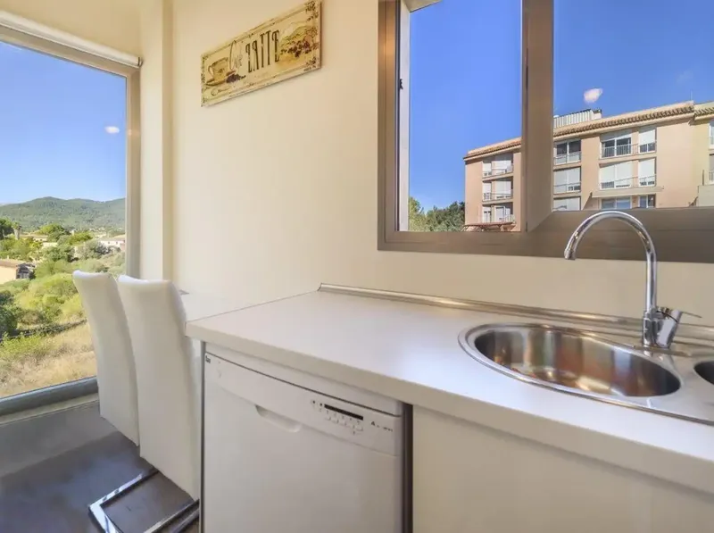 Discover luxury and tranquility in this beautiful penthouse located in the sought-after area of Establiments. The property is sold fully — photo 6