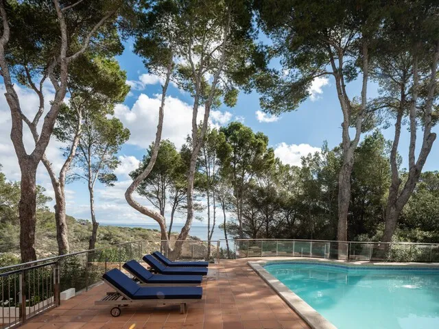Coastal villa with direct sea access for sale in Sol de Mallorca, southwest Mallorca — photo 1
