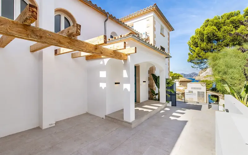 This impressive villa in Puerto Andratx is located in a quiet residential area, a few minutes' walk from restaurants, boutiques — photo 2