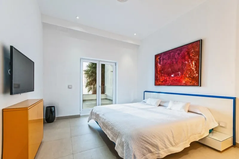 Exclusive villa on the first sea line with panoramic views — photo 9