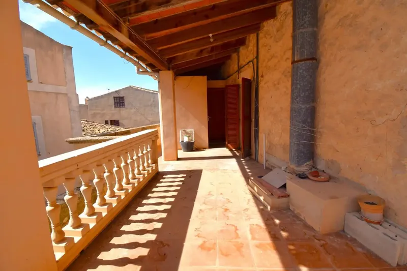 Commercial premises for sale on the ground floor plus first floor apartment with a built area of 394 m2 in Sineu — photo 3