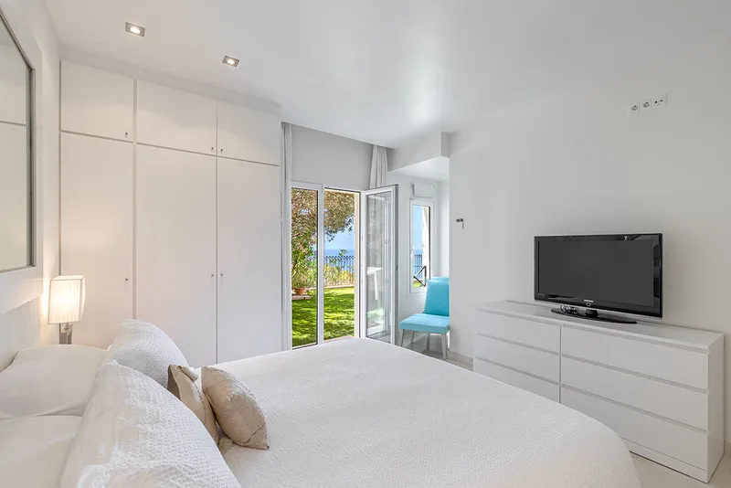 Wonderful garden apartment with sea views — photo 9