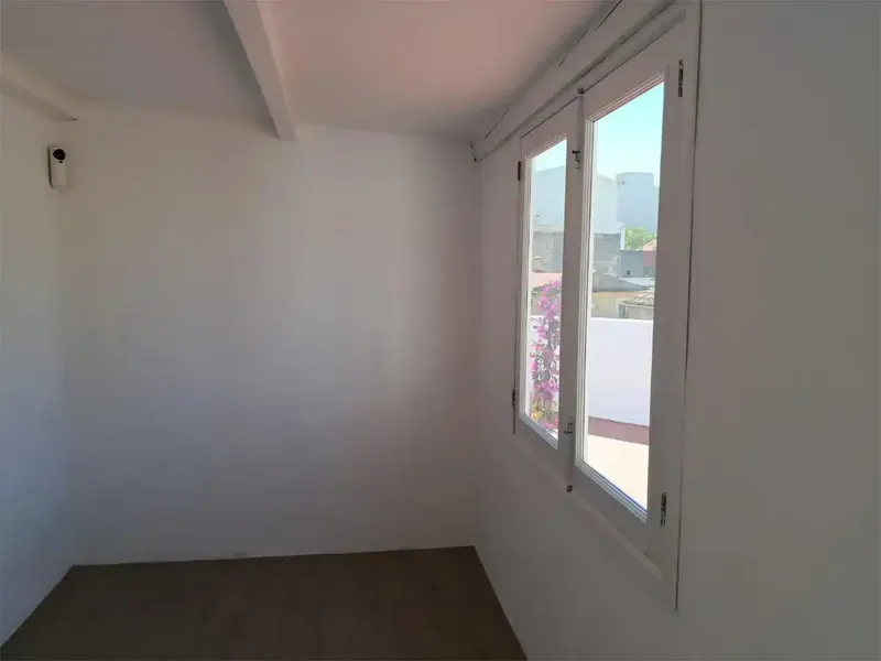 CENTRO DE MALLORCA, Inca. 2º piso con mucha luz ya que hace esquina y tiene un gran ventanal. Posibilidad de separarlo en dos fácilmente. 11 — photo 11