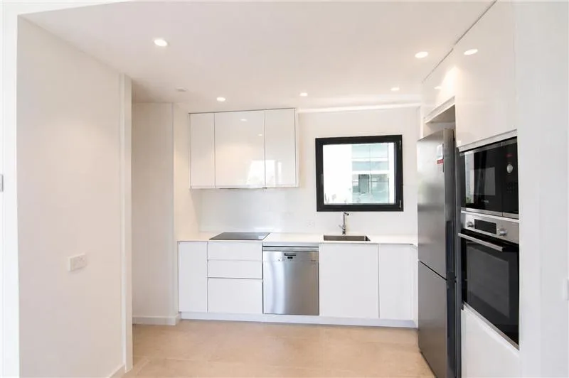 Semi-new penthouse in a residential complex with swimming pool in the Colegios area — photo 4
