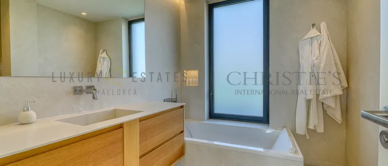 Contemporary villa in Sa Cabaneta with panoramic sea and mountain views — photo 12