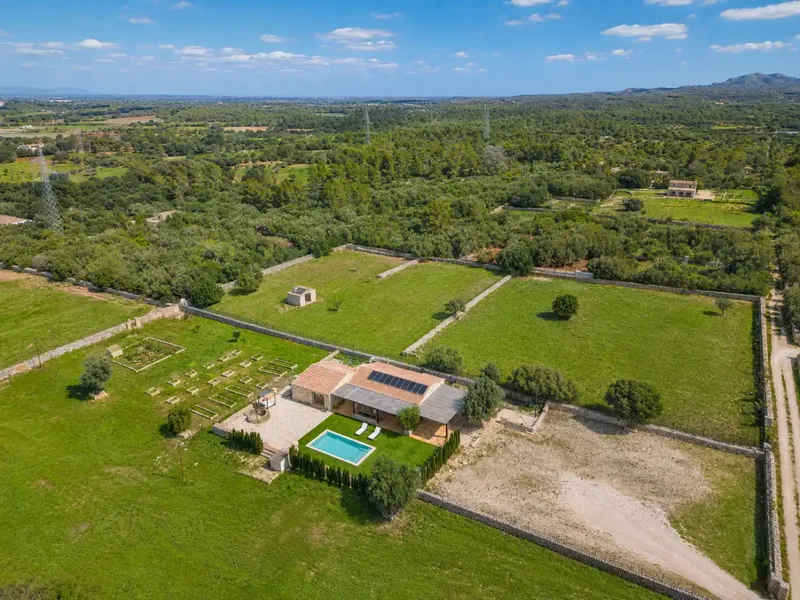 Descubra el esplendor de esta exclusiva propiedad situada en el corazón de Llubí, una auténtica joya que combina elegancia, comodidad y un e — photo 1