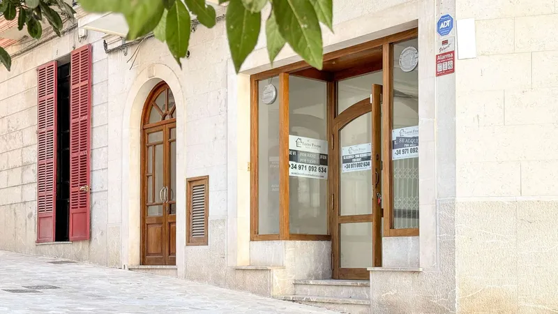 Top commercial premises in the center of Felanitx directly at the town hall — photo 1