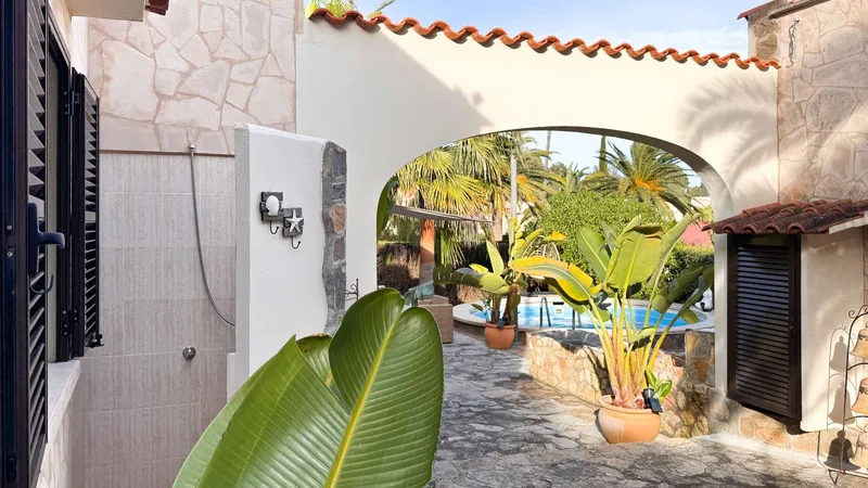 Property with 6 rooms, 3 bathrooms, pool & guest house for sale — photo 5