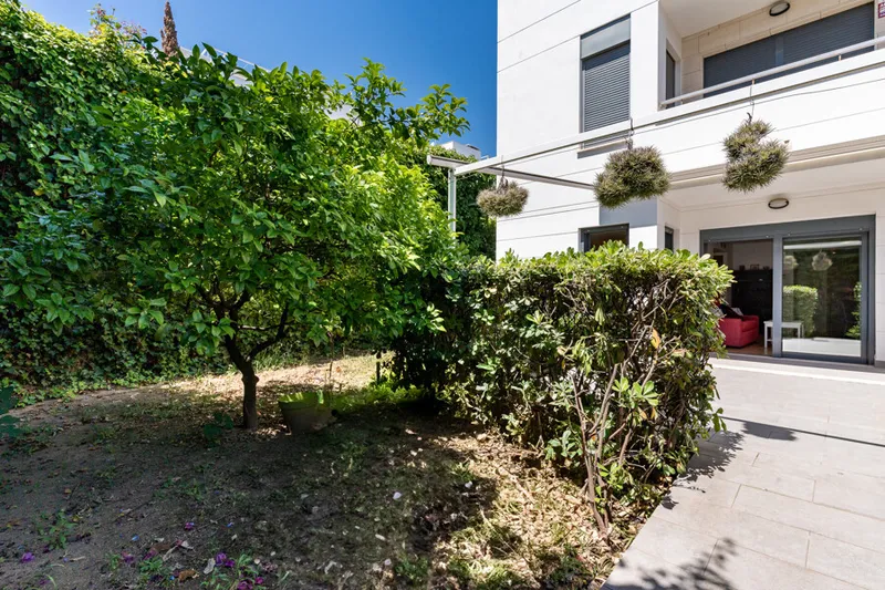 Exceptional Ground-Floor One-Bedroom Apartment with Large Terrace, Parking and Private Garden — photo 3