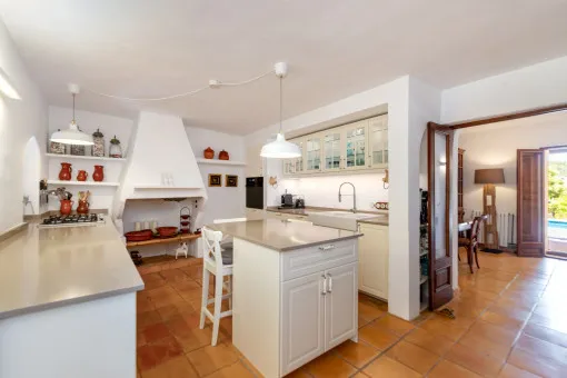 Manacor, romantic finca with dreamlike garden, own olive grove and wonderful views over the valley in the east of Mallorca — photo 10