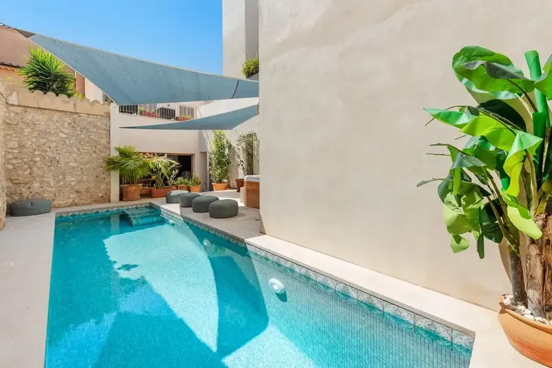 Situated in the heart of the charming historic center of Pollensa, this beautifully renovated townhouse perfectly combines character — photo 4