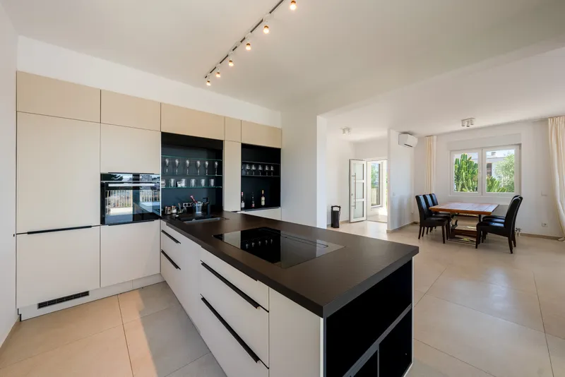 Modern villa with separate guest area in a quiet location — photo 6