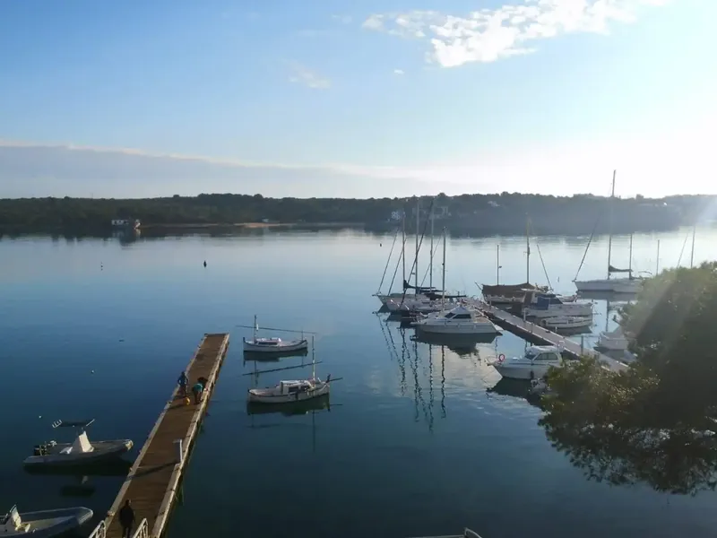 Segundo piso ático en Portocolom ubicado en primera línea de mar de 124m, dispone de salón comedor con chimenea y terraza de unos 6m con vis — photo 8