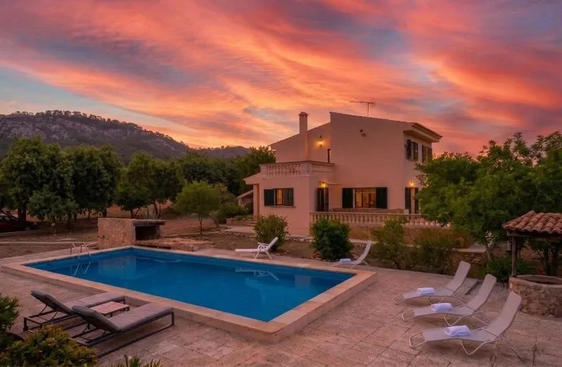 Country house with holiday rental permit, located in an idyllic area of Llucmajor with mountain views — photo 1
