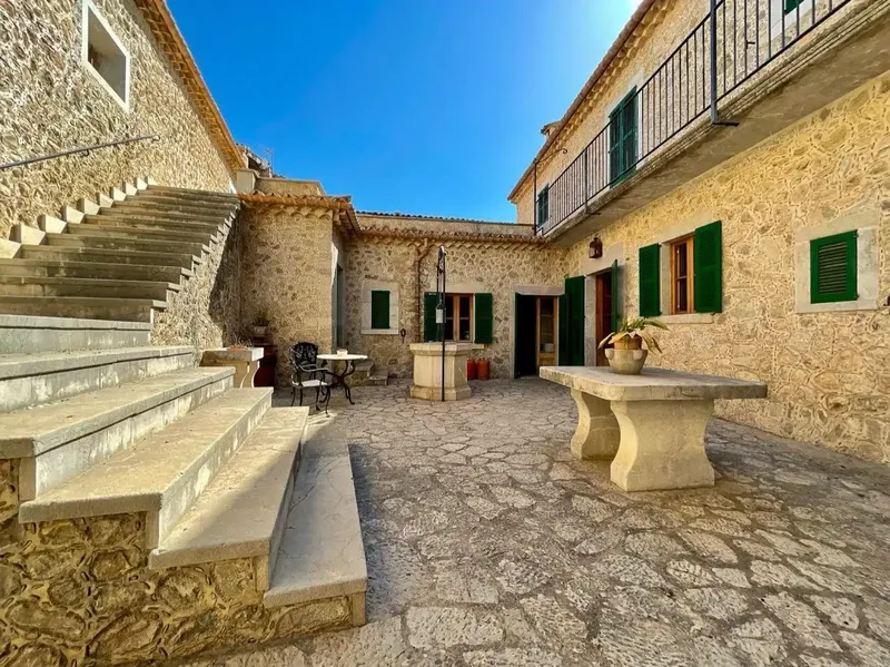 We are pleased to present the most emblematic house in the village of Mancor de la Vall, located in the very center — photo 1