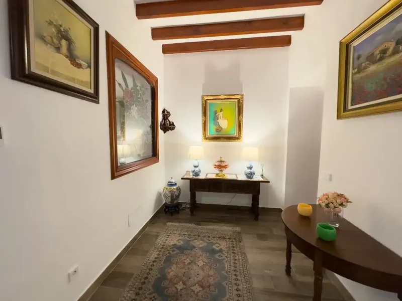 Casa de pueblo mallorquina reformada con materiales de gran calidad, techos altos con vigas de madera vistas, muy iluminada con grandes vent — photo 6