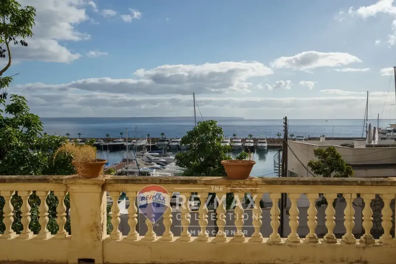 Spacious chalet to renovate on the first line of Calanova Port, in the residential area of San Agustin, Mallorcan style. — photo 12