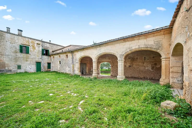 It has a preliminary project for 20 rooms, stables, covered equestrian track, heliport, swimming pool and olive grove! This historic estate — photo 5