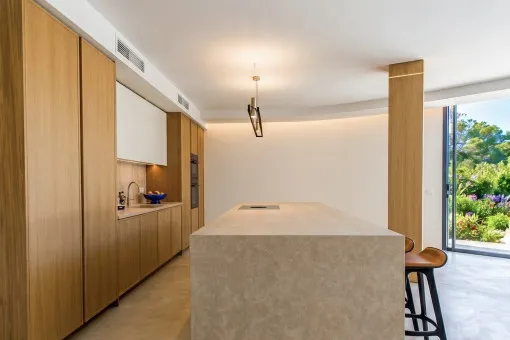 Santa Ponsa, modern villa with bright architecture, Mediterranean lifestyle and privacy — photo 4