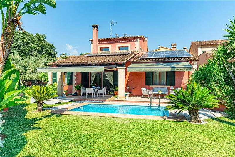 Exclusive semi-detached villa with a pool and garden on a lot of approximately 2,000 m² — photo 3