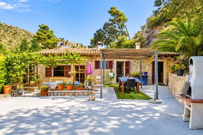 RONZETTI Real Estate presenta esta finca rústica en S'Evangelica, Andratx, situada en un extraordinario entorno natural junto a la carretera — photo 1