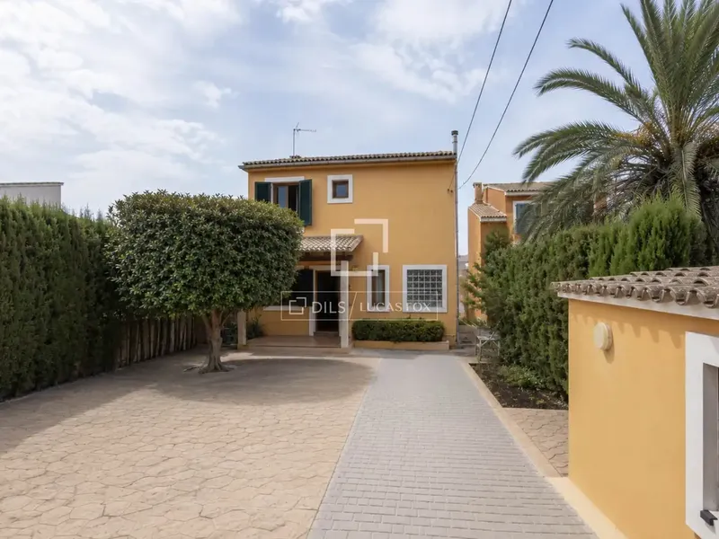 Located in the quiet residential area of Bahía Grande, this detached villa, approximately 175 m² built on a plot — photo 1