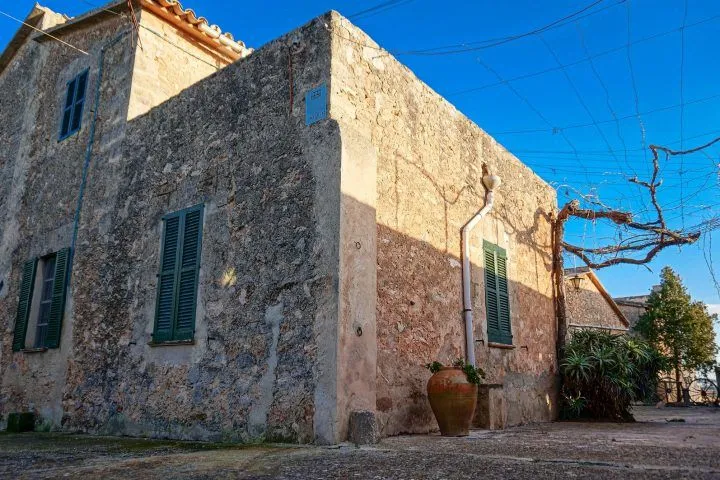 Centenary estate for sale near Palma — 1,144 m², 14 ha and 6 historic buildings — photo 1