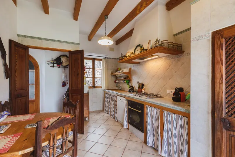 Character filled family house with garden in Deia — photo 11