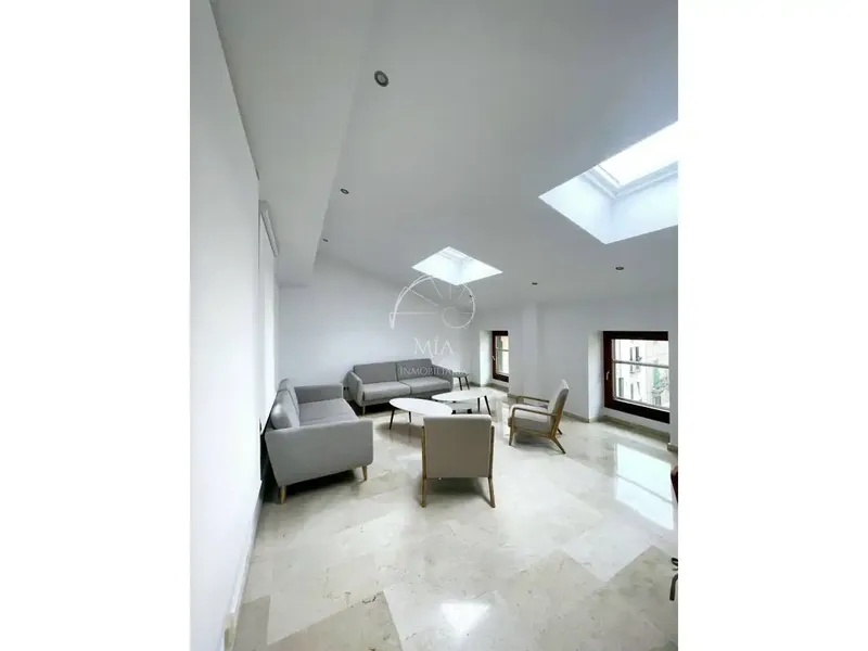 Mía inmobiliaria te presenta este exquisito ático, en alquiler, situado en el centro histórico de Palma, a solo unos pasos de Plaza de Cort. — photo 2