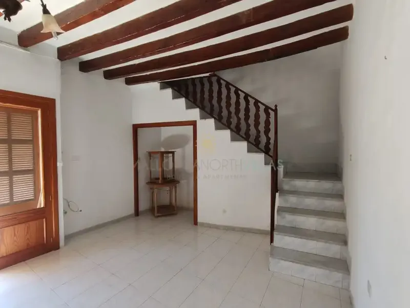Located in the center of the charming village of Caimari, this two-story Mallorcan house offers character, space and many possibilities. — photo 5