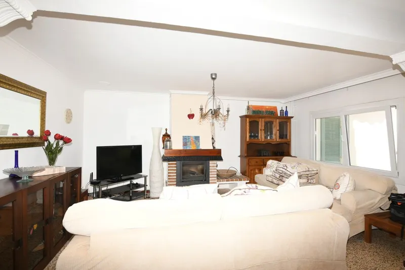 Spacious villa with great potential on a quiet street in Cala Llombards — photo 9