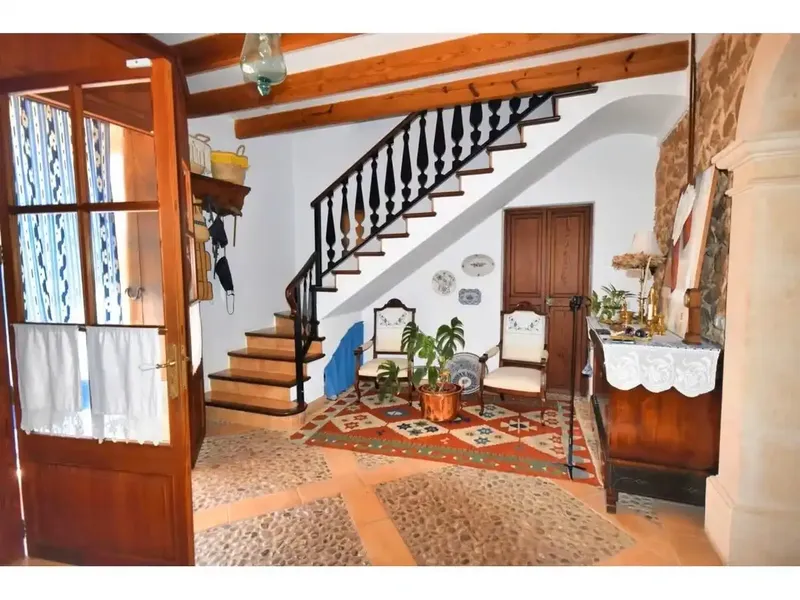 Spectacular rustic estate for sale in Vilafranca de Bonany, Es Puig area, approx. 13,024 m², with country house and annexes built — photo 2