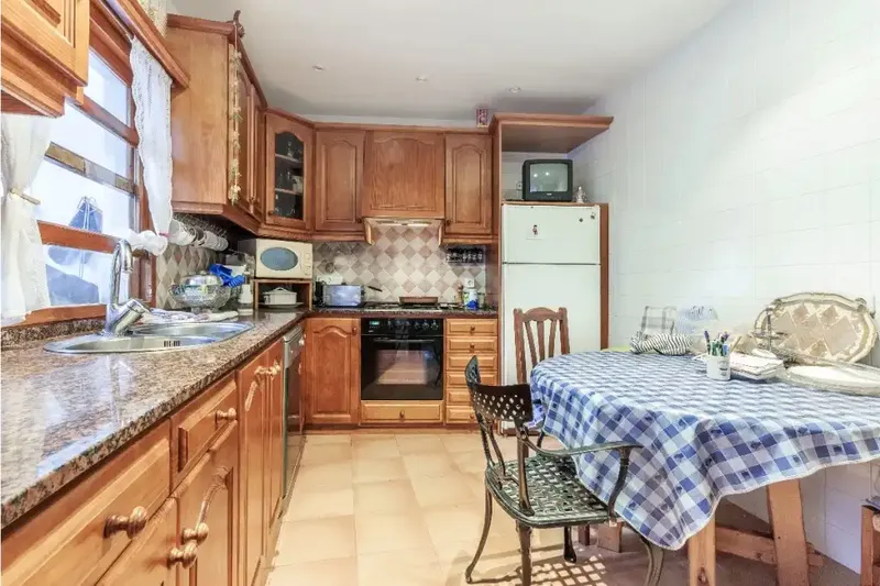 Beautiful five-bedroom, two-bathroom house to renovate. It is a fantastic opportunity to renovate a house to your own taste and ideas, to — photo 6