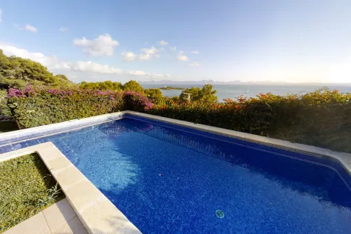 Puerto Alcudia: Chalet with sea views and a modern lifestyle near the Alcanda golf course and the marina — photo 1