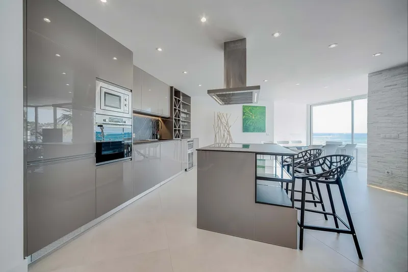 Modern apartment right on Magaluf beach — photo 6