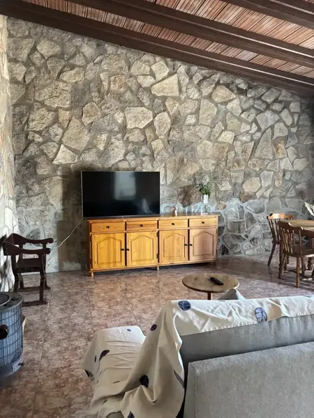 Se alquila acogedor chalet de estilo rústico de 110m construidos , ideal para quienes buscan tranquilidad, comodidad y espacio, tanto para v — photo 6