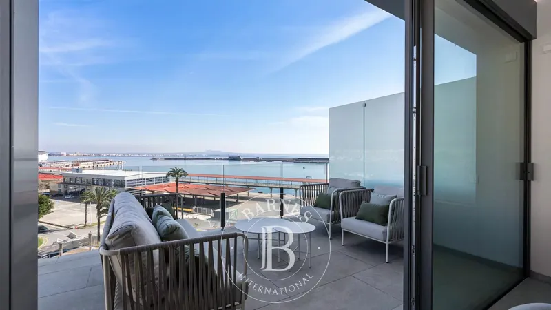Luxury Frontline Penthouse with Sea and Harbour Views on Paseo Marítimo — photo 3