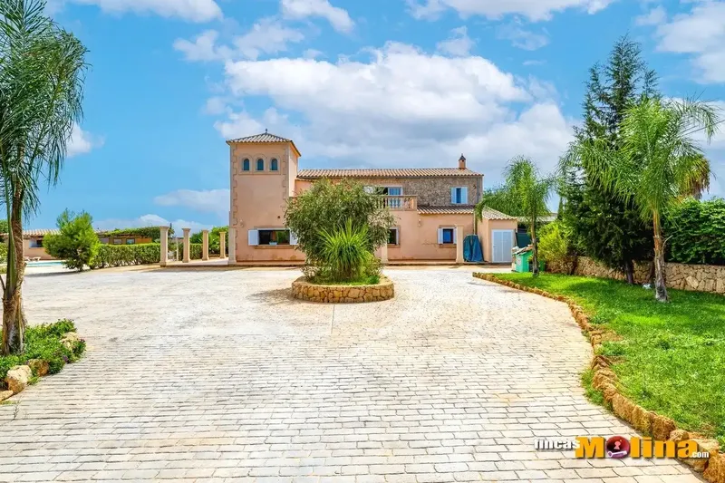 Discover this majestic villa in Son Ferriol, a true oasis of luxury spanning a generous 683 m2 and surrounded — photo 5