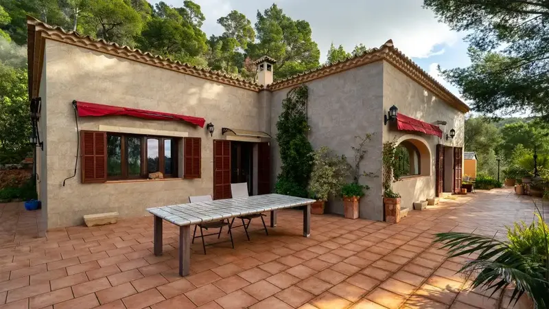 Discover this magnificent rustic estate located in the Sierra de Tramuntana, near the picturesque village of Bunyola. Surrounded by nature, it — photo 10