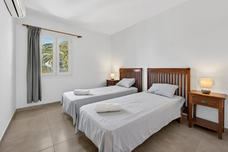 Attractive top-floor apartment with direct harbour views in Cala d'Or — photo 11