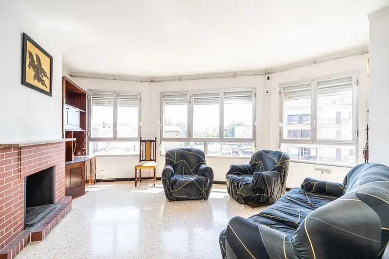 If you are looking for a spacious home with multiple possibilities, this 111 m² apartment is an excellent opportunity. — photo 2