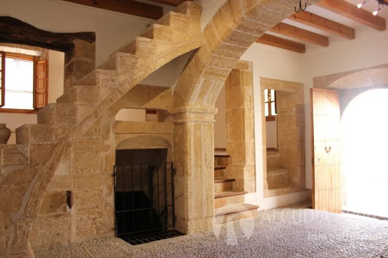 Town House — photo 1