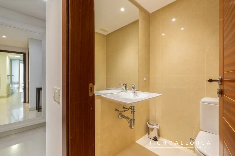 Spacious 4-bedroom apartment with terrace and sea views in Sol de Mallorca — photo 12