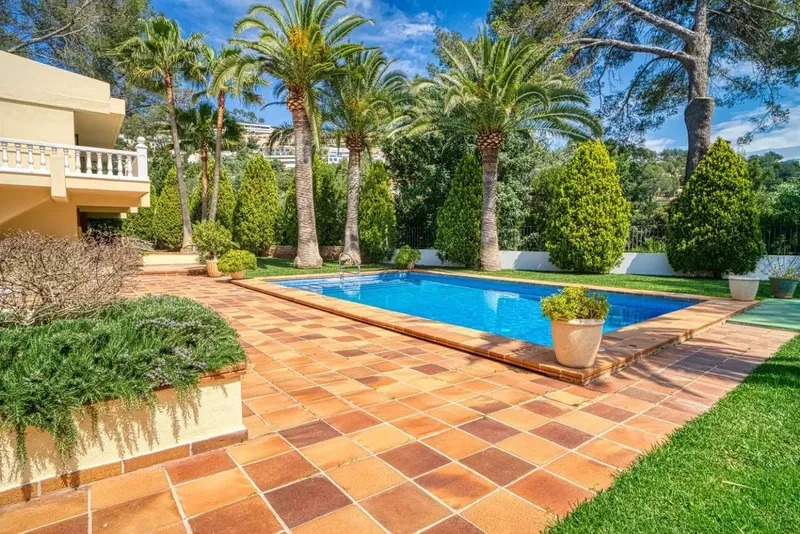This exclusive villa is located directly on the Son Vida golf course, surrounded by a beautiful garden that guarantees privacy. — photo 7