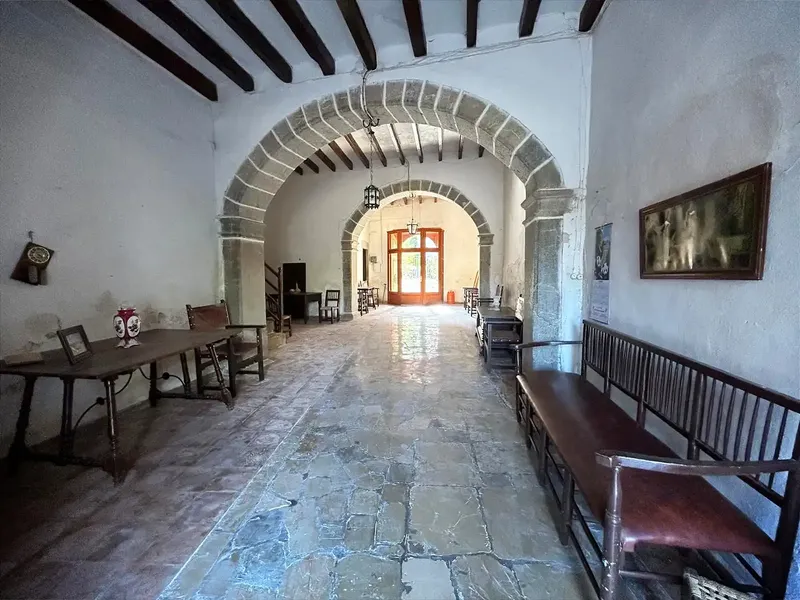 In the heart of Binissalem and just a few meters from the village square we find this spectacular manor house with more than three hundred — photo 2