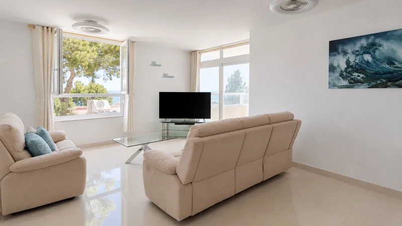 Sea view apartment in prestigious front line building — photo 12